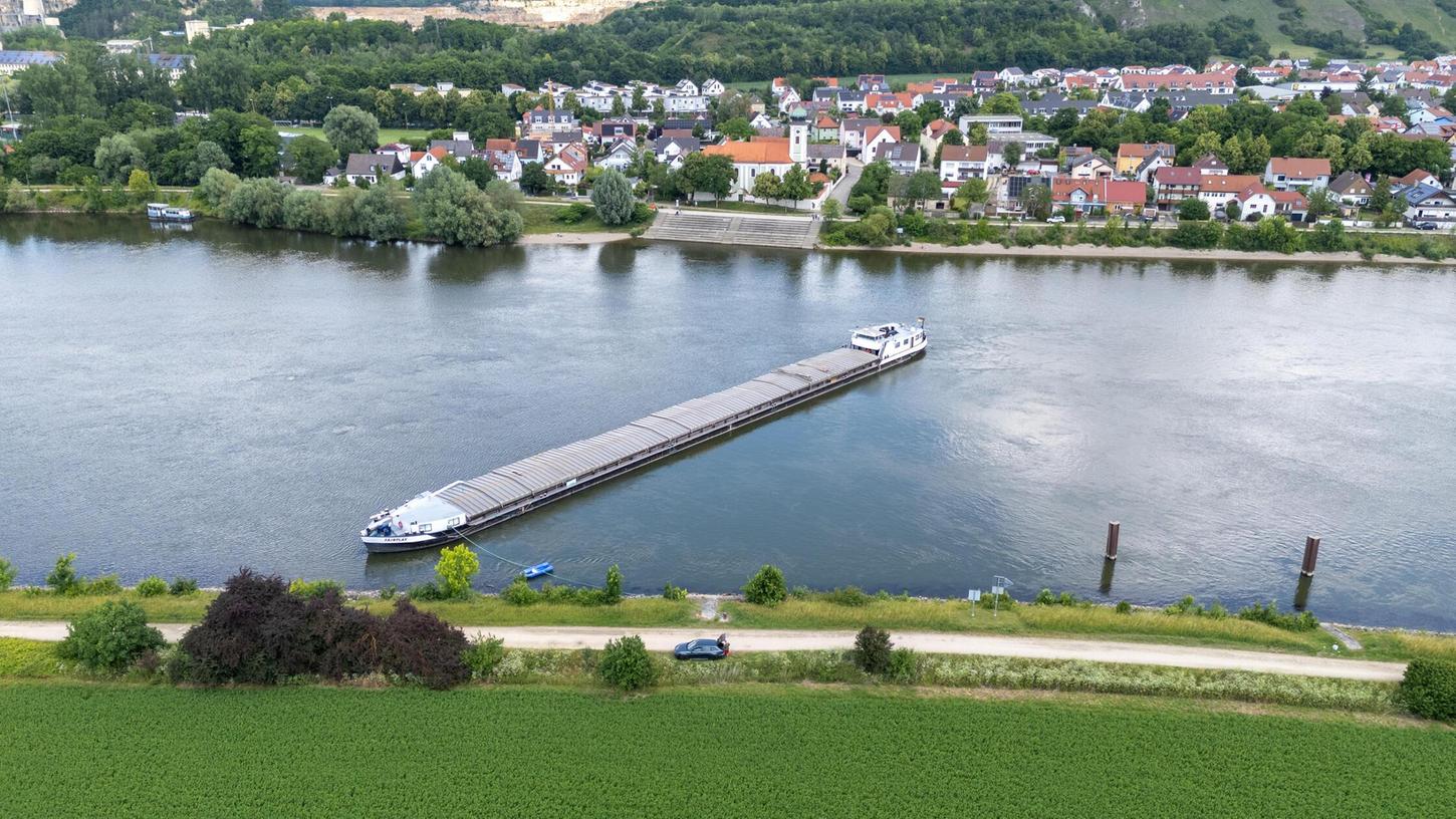 Das niederländische Frachtschiff „Fairplay“ liegt weiterhin quer auf der Donau bei Regensburg fest. Das niederländische Frachtschiff „Fairplay“ liegt weiterhin quer auf der Donau bei Regensburg fest.