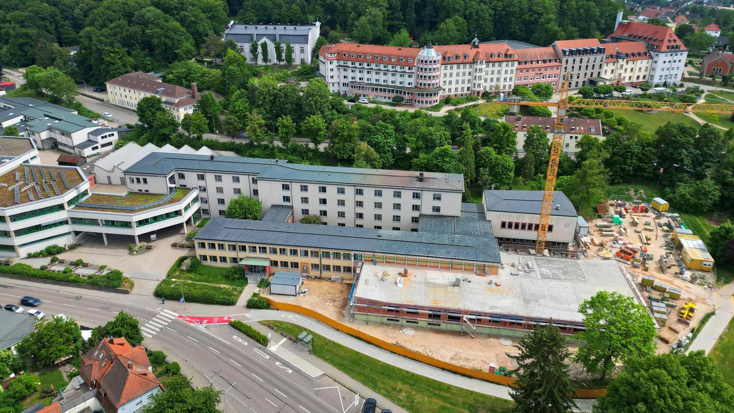 Der Baufortschritt am Beruflichen Schulzentrum in Gunzenhausen ist aktuell klar erkennbar. Der Anbau (unten rechts) ergänzt den bestehenden Baukörper. Aus München gab es nun eine Förderzusage von mehr als zwei Millionen Euro. Der Baufortschritt am Beruflichen Schulzentrum in Gunzenhausen ist aktuell klar erkennbar. Der Anbau (unten rechts) ergänzt den bestehenden Baukörper. Aus München gab es nun eine Förderzusage von mehr als zwei Millionen Euro.