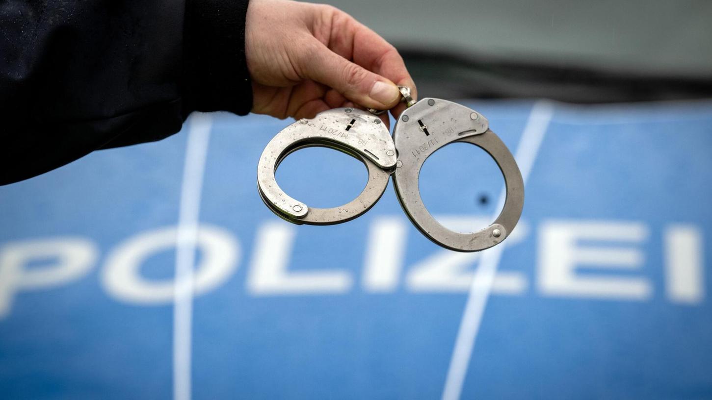 Die Polizei hat mutmaßliche Drogendealer festgenommen (Symbolbild) Die Polizei hat mutmaßliche Drogendealer festgenommen (Symbolbild)