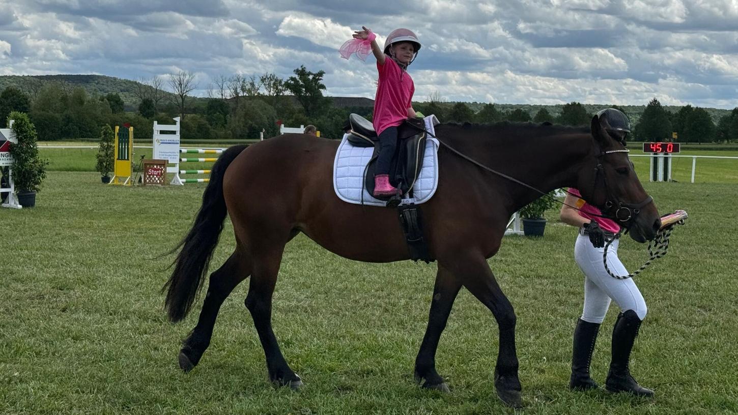 Endlich wieder Reitertage in Bad Windsheim. Auf die Pony-Führzügel-Klasse - heuer nicht wie 2024 auf dem Rasenplatz, sondern auf dem neuen Sandplatz - freuen sich schon viele junge und ältere Reitsportbegeisterte. Endlich wieder Reitertage in Bad Windsheim. Auf die Pony-Führzügel-Klasse - heuer nicht wie 2024 auf dem Rasenplatz, sondern auf dem neuen Sandplatz - freuen sich schon viele junge und ältere Reitsportbegeisterte.