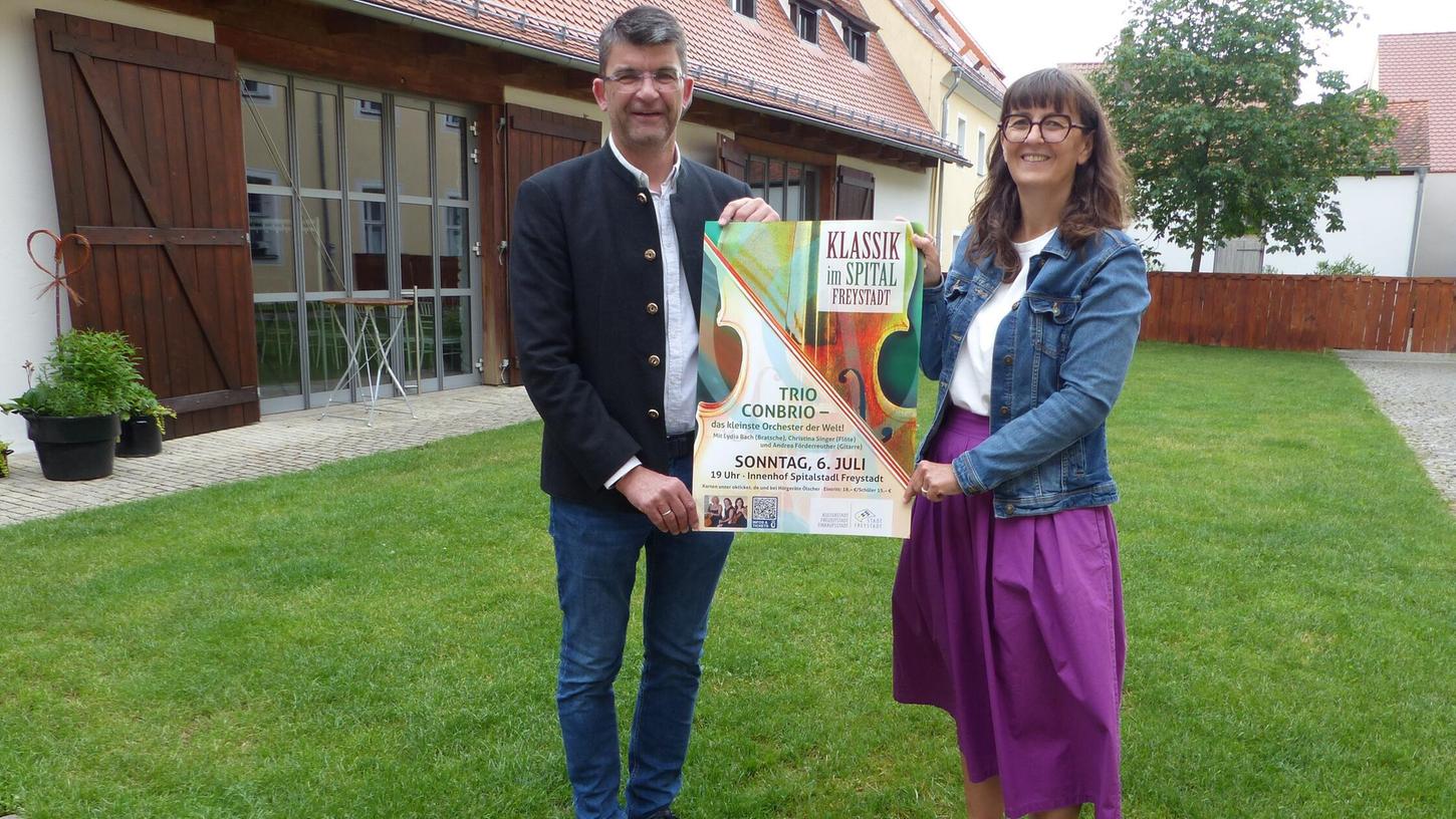 Bürgermeister Alexander Dorr und Tanja Dechand aus dem Rathaus, die „Klassik im Spital“ managt, freuen sich auf dieses besondere Open-Air-Event. Bürgermeister Alexander Dorr und Tanja Dechand aus dem Rathaus, die „Klassik im Spital“ managt, freuen sich auf dieses besondere Open-Air-Event.