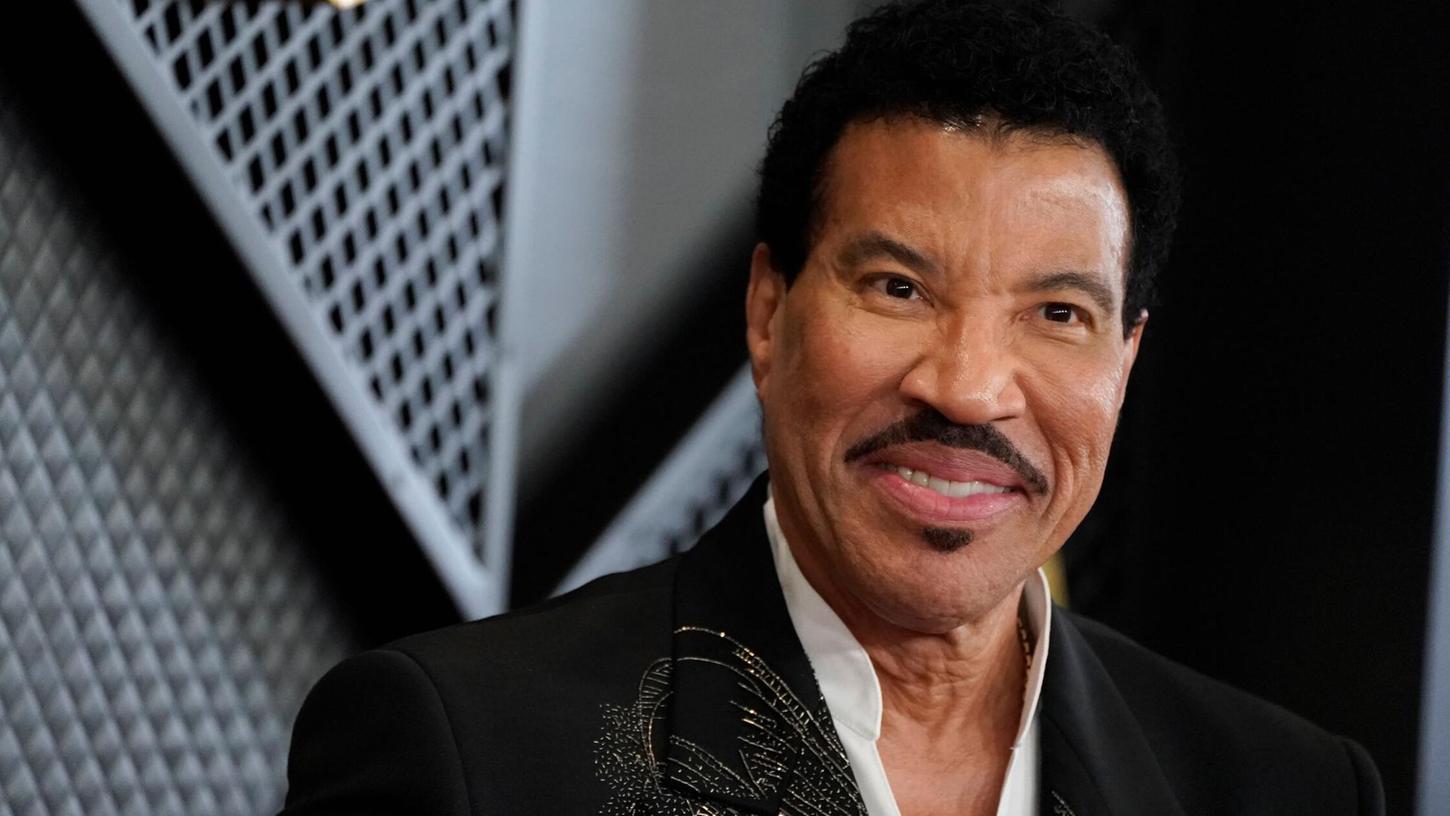 „Madonna sah aus wie Madonna. Prince wie Prince. Und Michael Jackson wie Michael Jackson. Sie waren keine Darsteller, sie waren das, was sie waren“, sagt Lionel Richie über die 80er Jahre. „Madonna sah aus wie Madonna. Prince wie Prince. Und Michael Jackson wie Michael Jackson. Sie waren keine Darsteller, sie waren das, was sie waren“, sagt Lionel Richie über die 80er Jahre.
