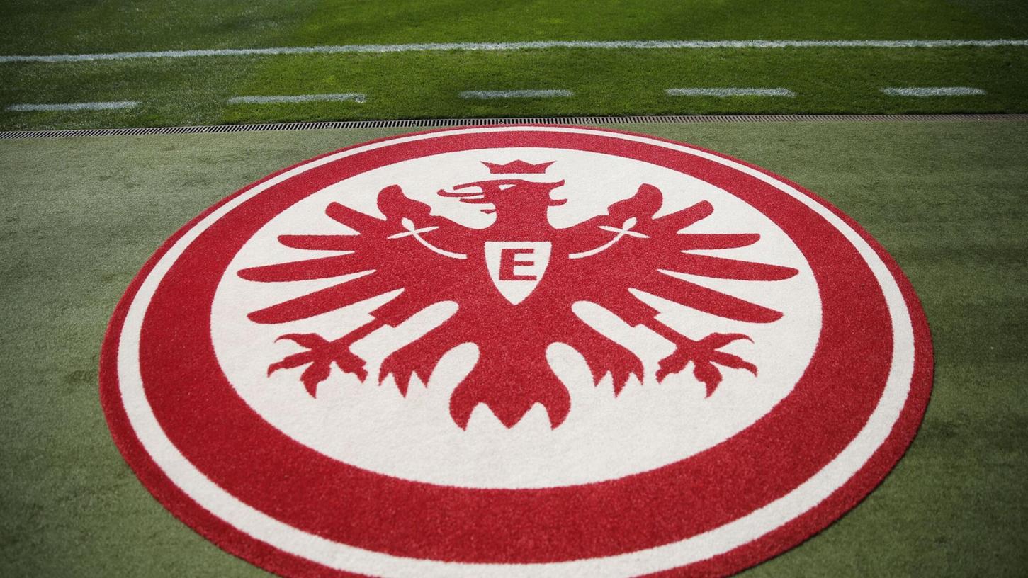 Eintracht Frankfurt wurde mit einer hohen Strafzahlung belegt. Eintracht Frankfurt wurde mit einer hohen Strafzahlung belegt.