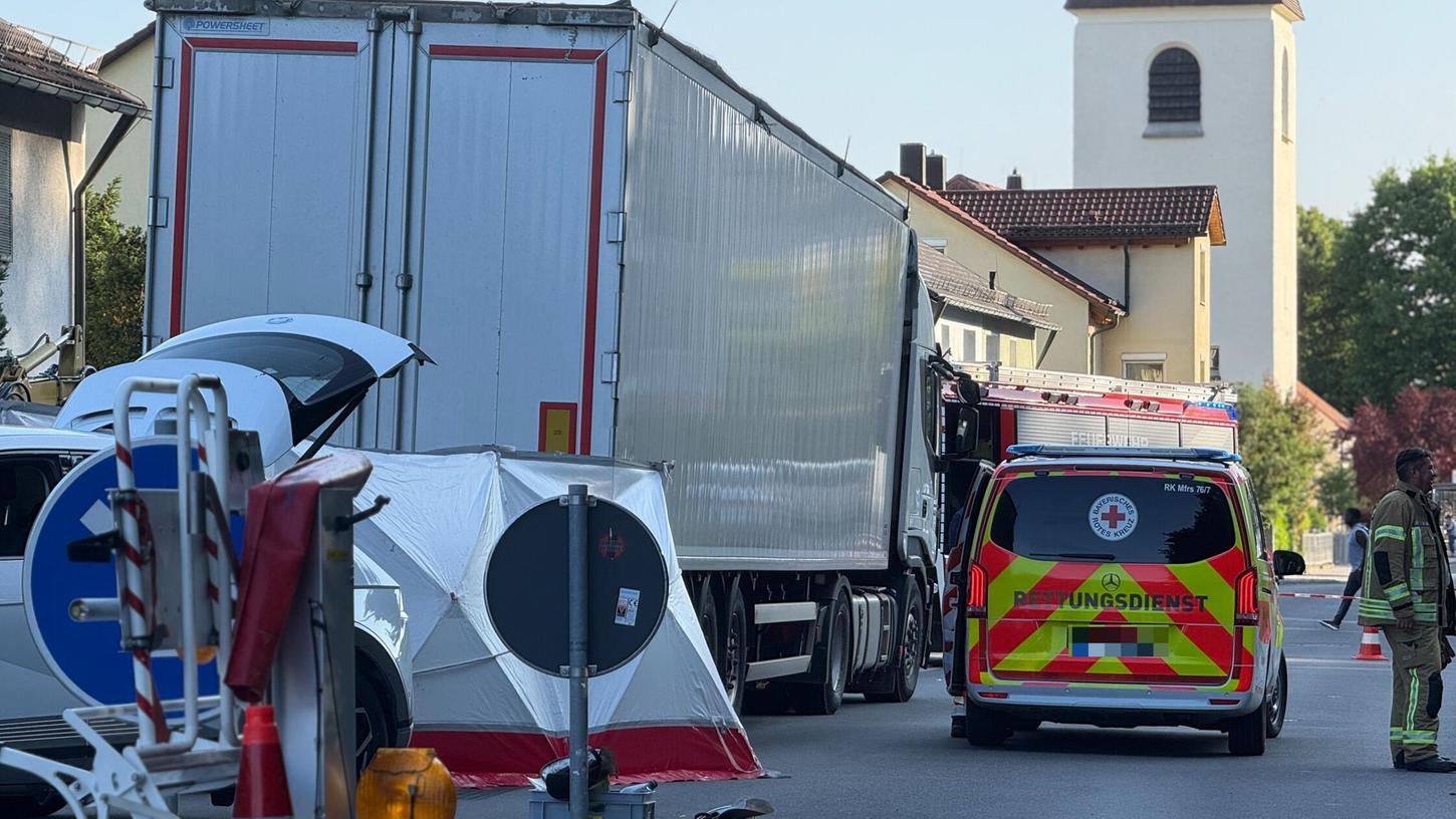 Die Fahrradfahrerin erlag noch am Unfallort ihren Verletzungen. Die Fahrradfahrerin erlag noch am Unfallort ihren Verletzungen.