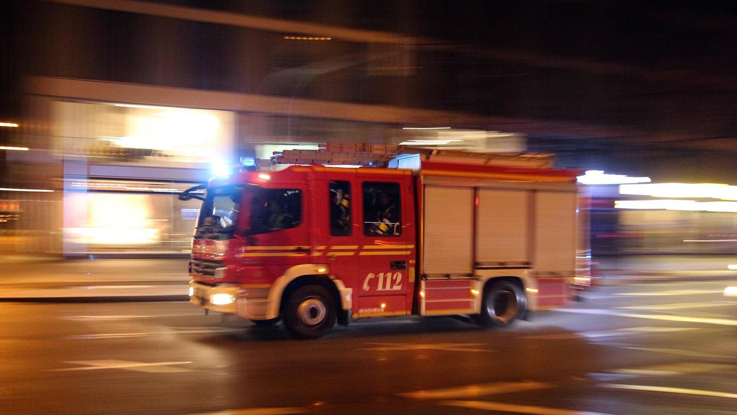 Das Feuerwehrfahrzeug war gerade auf dem Weg zu einem Einsatz. Das Feuerwehrfahrzeug war gerade auf dem Weg zu einem Einsatz.