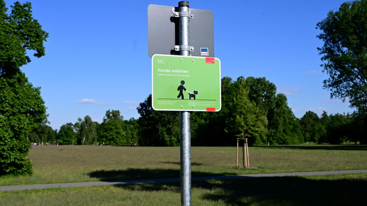 Der Service Öffentlicher Raum (Sör) hat im Marienbergpark die bisherige Hundewiese deutlich verkleinert und neue Infoschilder aufgestellt - sehr zum Verdruss der Hundebesitzer. Der Service Öffentlicher Raum (Sör) hat im Marienbergpark die bisherige Hundewiese deutlich verkleinert und neue Infoschilder aufgestellt - sehr zum Verdruss der Hundebesitzer.
