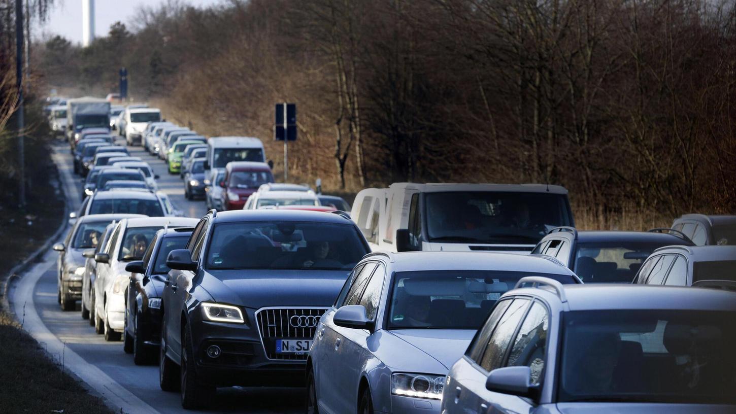 Stau auf dem Frankenschnellweg: Auch am Samstag könnte hier der Verkehr stocken. Stau auf dem Frankenschnellweg: Auch am Samstag könnte hier der Verkehr stocken.