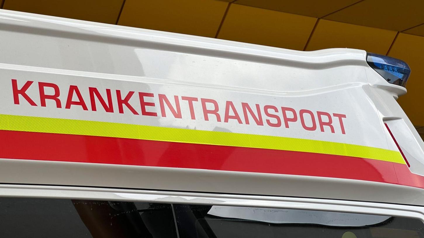 Die Sanitäter wollten eigentlich einen Mann per Krankentransport in ein Klinikum bringen. (Symbolbild) Die Sanitäter wollten eigentlich einen Mann per Krankentransport in ein Klinikum bringen. (Symbolbild)