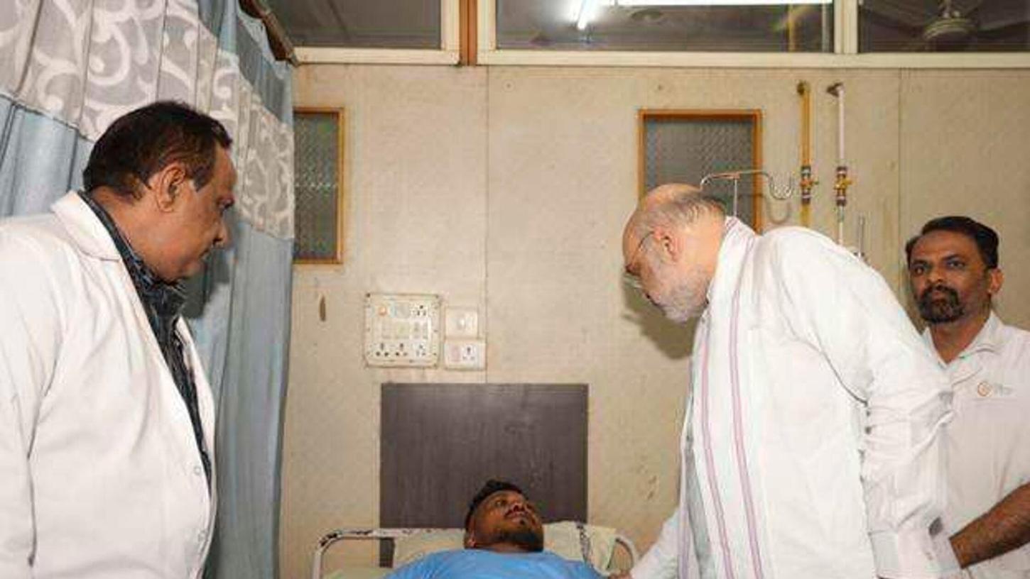 Das vom indischen Innenministerium herausgegebene Foto zeigt Innenminister Amit Shah bei einem Treffen mit dem Überlebenden des britischen Flugzeugabsturzes, Vishwash Kumar Ramesh, in einem Krankenhaus in Ahmedabad. Das vom indischen Innenministerium herausgegebene Foto zeigt Innenminister Amit Shah bei einem Treffen mit dem Überlebenden des britischen Flugzeugabsturzes, Vishwash Kumar Ramesh, in einem Krankenhaus in Ahmedabad.