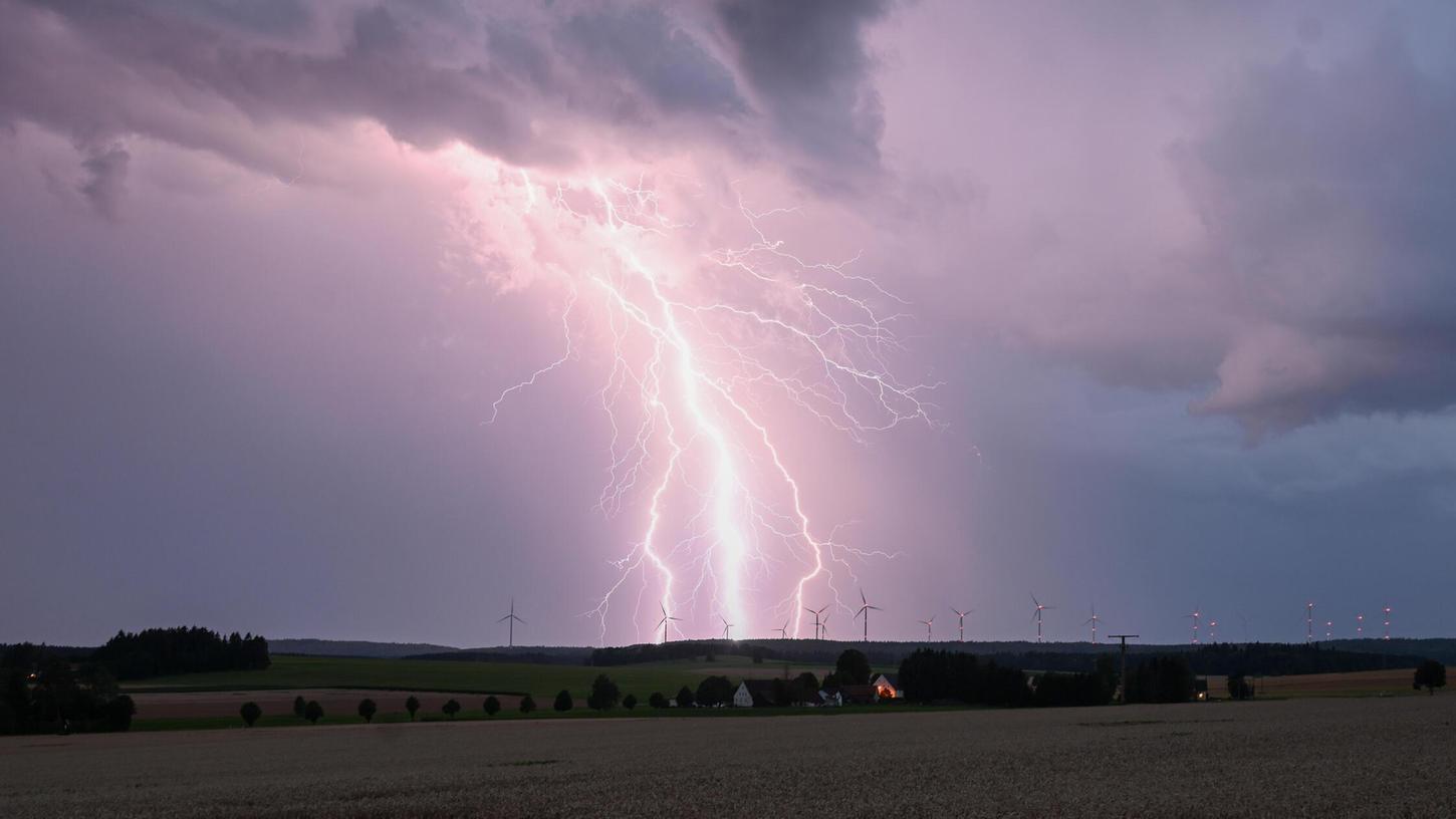 Auch in Franken soll es am Sonntag gewittern. Auch in Franken soll es am Sonntag gewittern.