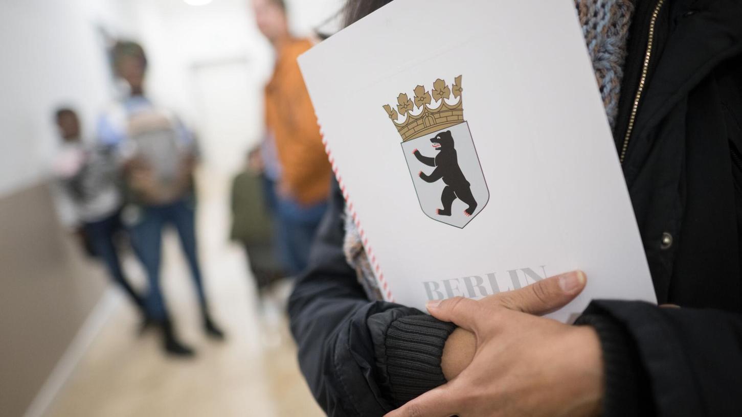 In Berlin gibt es seit Anfang 2024 eine zentrale Einbürgerungsstelle im Landesamt für Einwanderung. (Archivfoto) In Berlin gibt es seit Anfang 2024 eine zentrale Einbürgerungsstelle im Landesamt für Einwanderung. (Archivfoto)