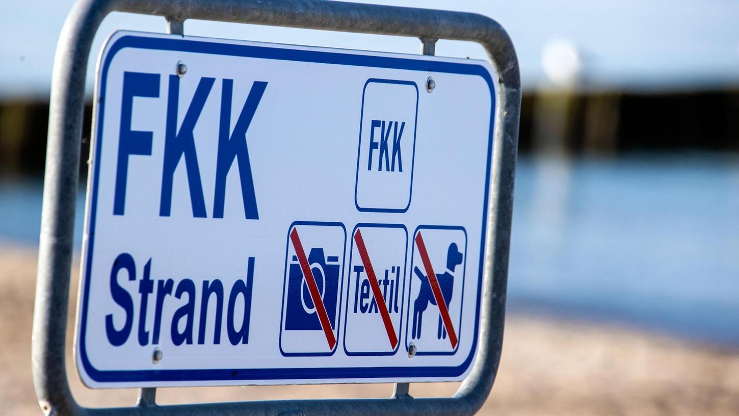 Ein Hinweisschild auf den Beginn des FKK-Strandabschnitts. (Symbolbild) Ein Hinweisschild auf den Beginn des FKK-Strandabschnitts. (Symbolbild)