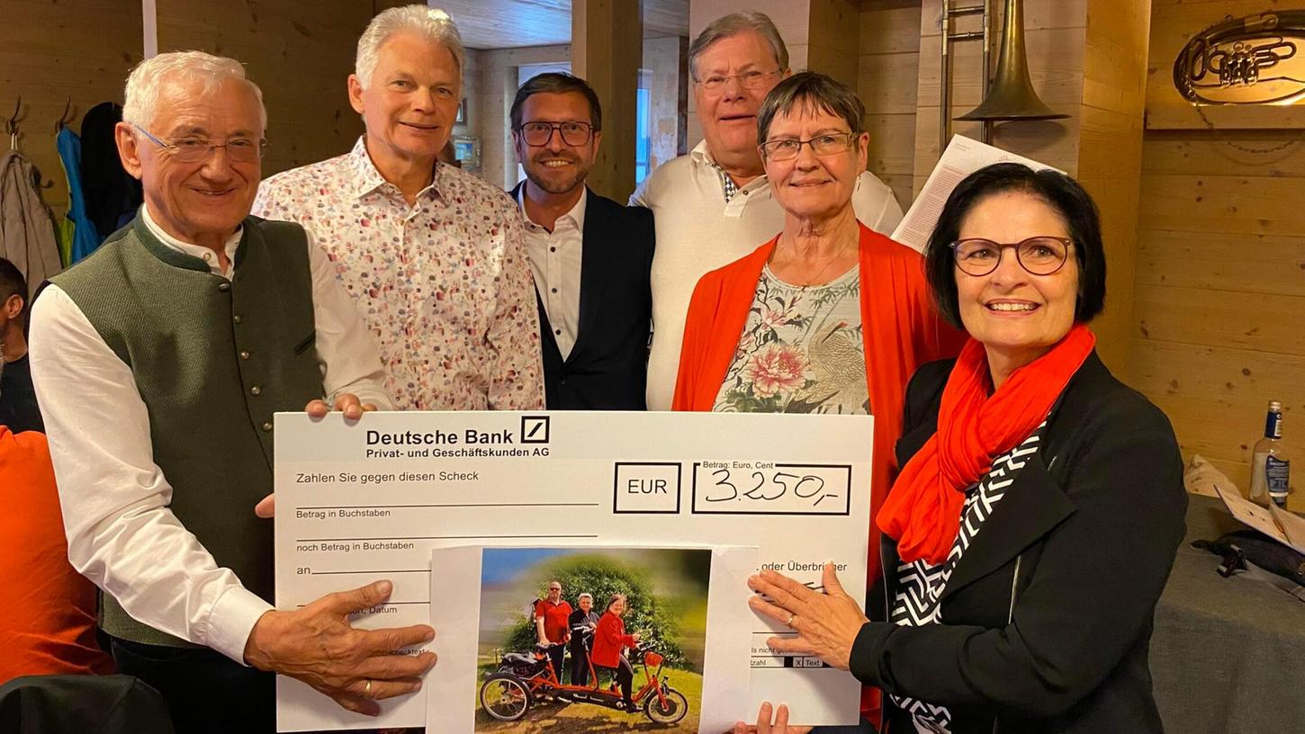 Scheckübergabe der Bürgerstiftung mit (v.l.): Albert Deß, Michael Pfeiffer, Bürgermeister Marco Gmelch, Olaf Lüdtke, Vorsitzender der Bundesbiker, Bezirksrätin Heidi Rackl und Vera Finn. Scheckübergabe der Bürgerstiftung mit (v.l.): Albert Deß, Michael Pfeiffer, Bürgermeister Marco Gmelch, Olaf Lüdtke, Vorsitzender der Bundesbiker, Bezirksrätin Heidi Rackl und Vera Finn.