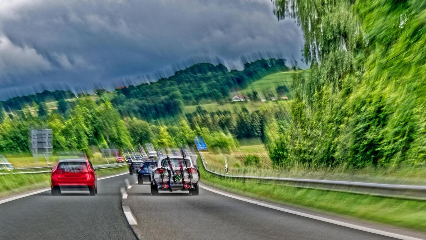 Wegen eines Sekundenschlafs prallte ein 25-Jähriger gegen die Leitplanke auf der A9 und überschlug sich mehrfach. Wegen eines Sekundenschlafs prallte ein 25-Jähriger gegen die Leitplanke auf der A9 und überschlug sich mehrfach.