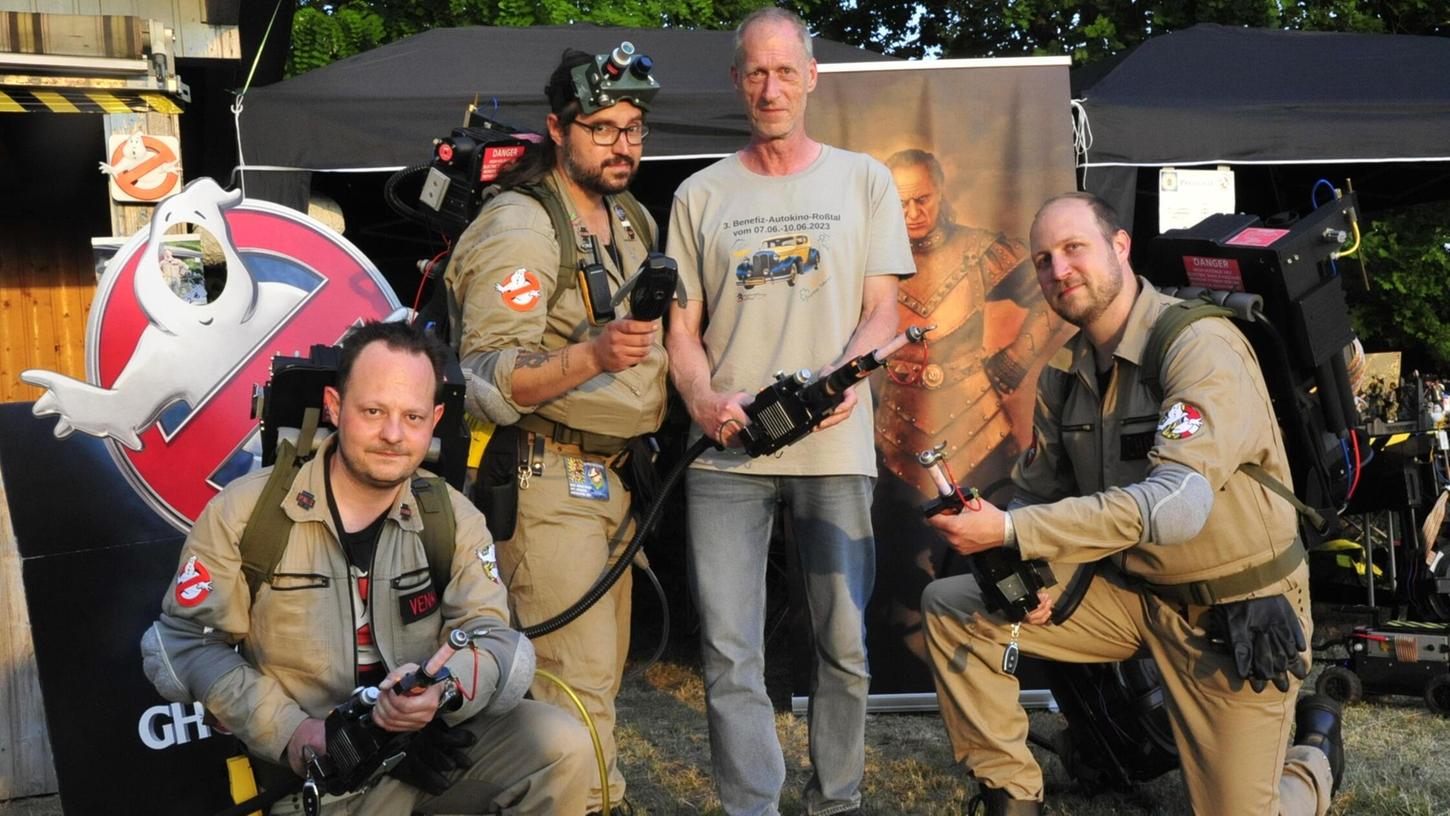 Autokino Roßtal: Organisator Jürgen Gloger (2.v.r.) mit einer Delegation der Ghostbusters Nürnberg Autokino Roßtal: Organisator Jürgen Gloger (2.v.r.) mit einer Delegation der Ghostbusters Nürnberg