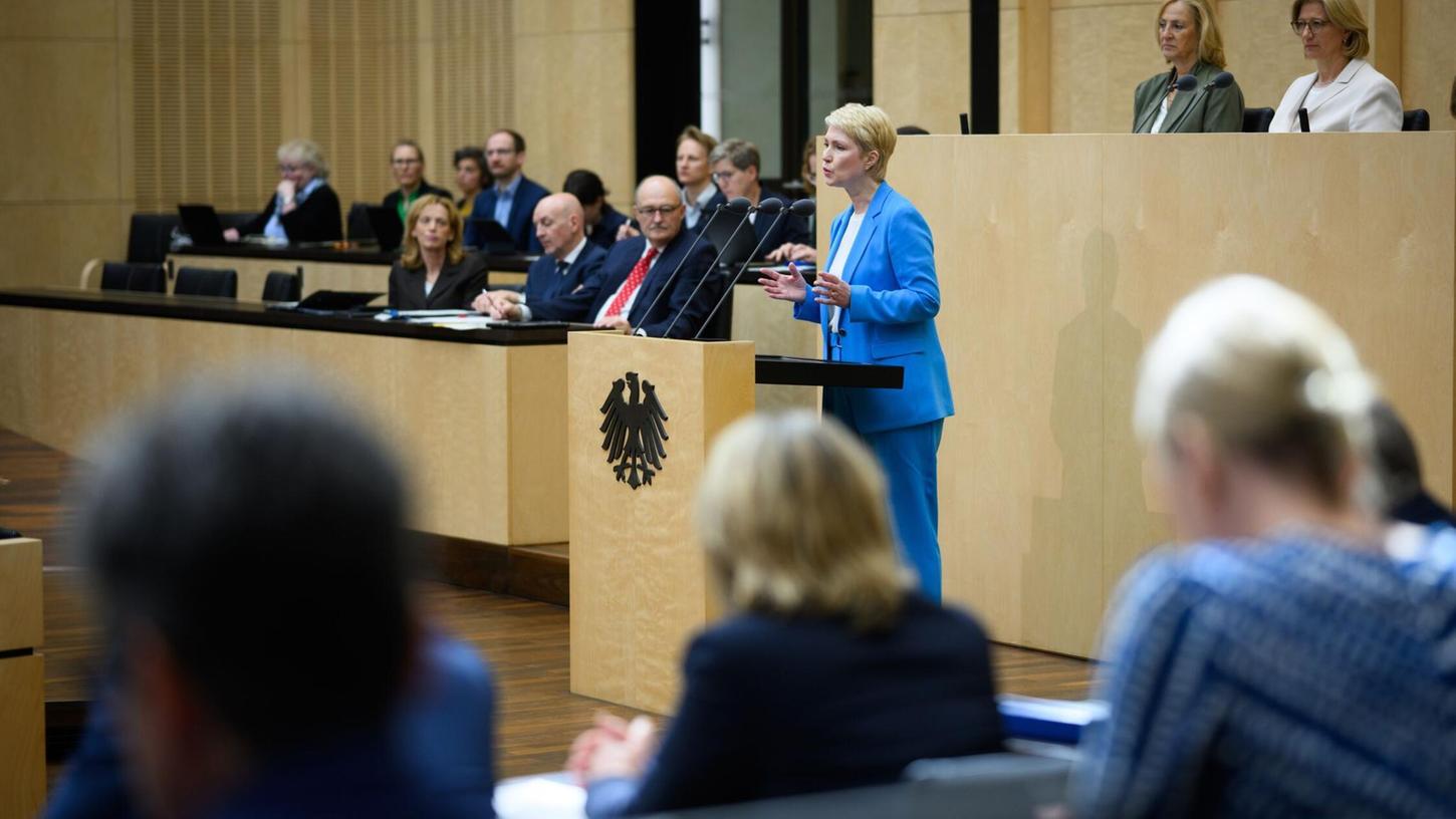 Mecklenburg-Vorpommerns Ministerpräsidentin Schwesig (SPD) fordert im Bundesrat Rentenstabilität. Mecklenburg-Vorpommerns Ministerpräsidentin Schwesig (SPD) fordert im Bundesrat Rentenstabilität.