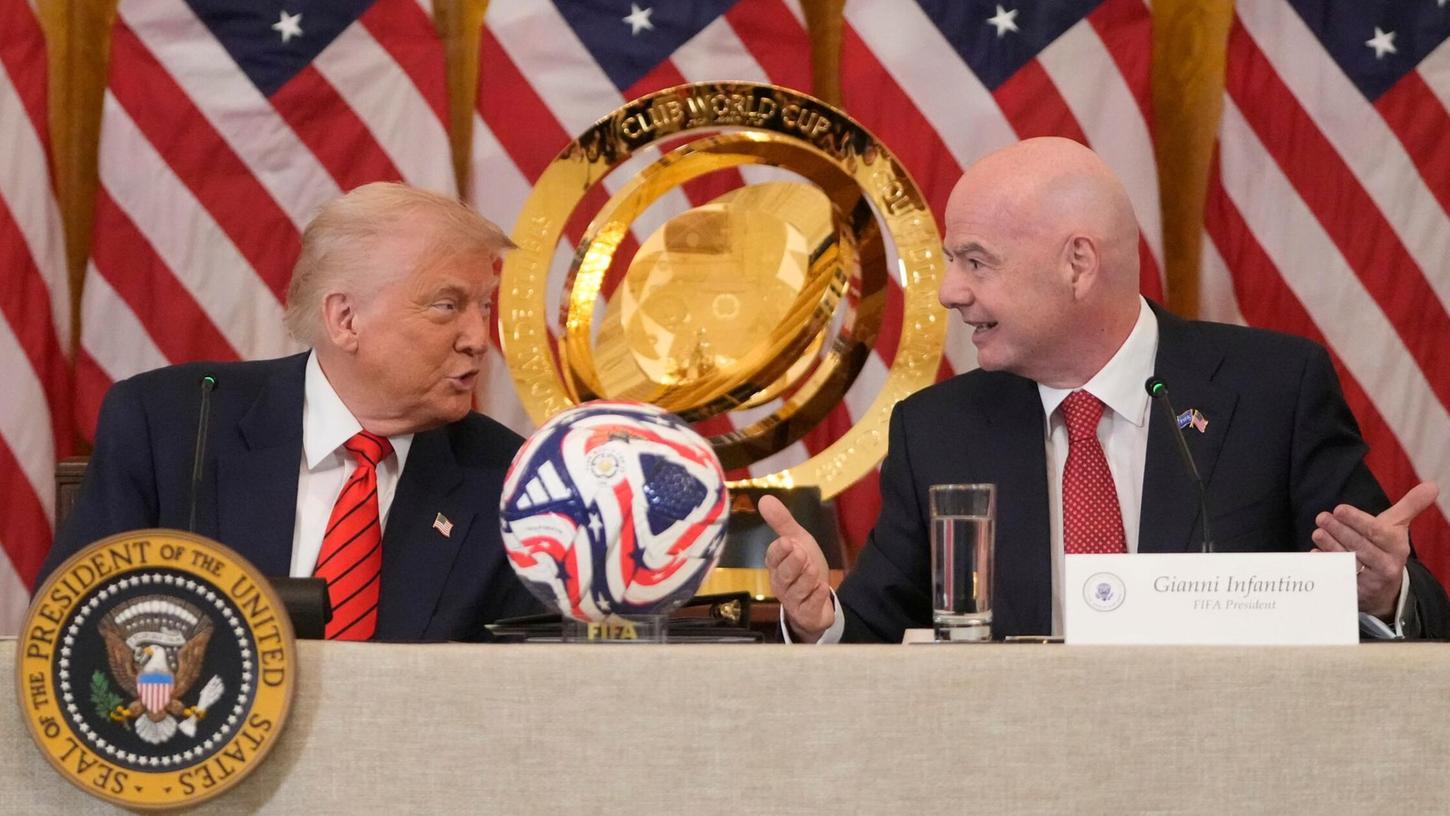 Das Männerbündnis zwischen Trump (l.) und Infantino (r.) sorgt für Diskussionen. Das Männerbündnis zwischen Trump (l.) und Infantino (r.) sorgt für Diskussionen.