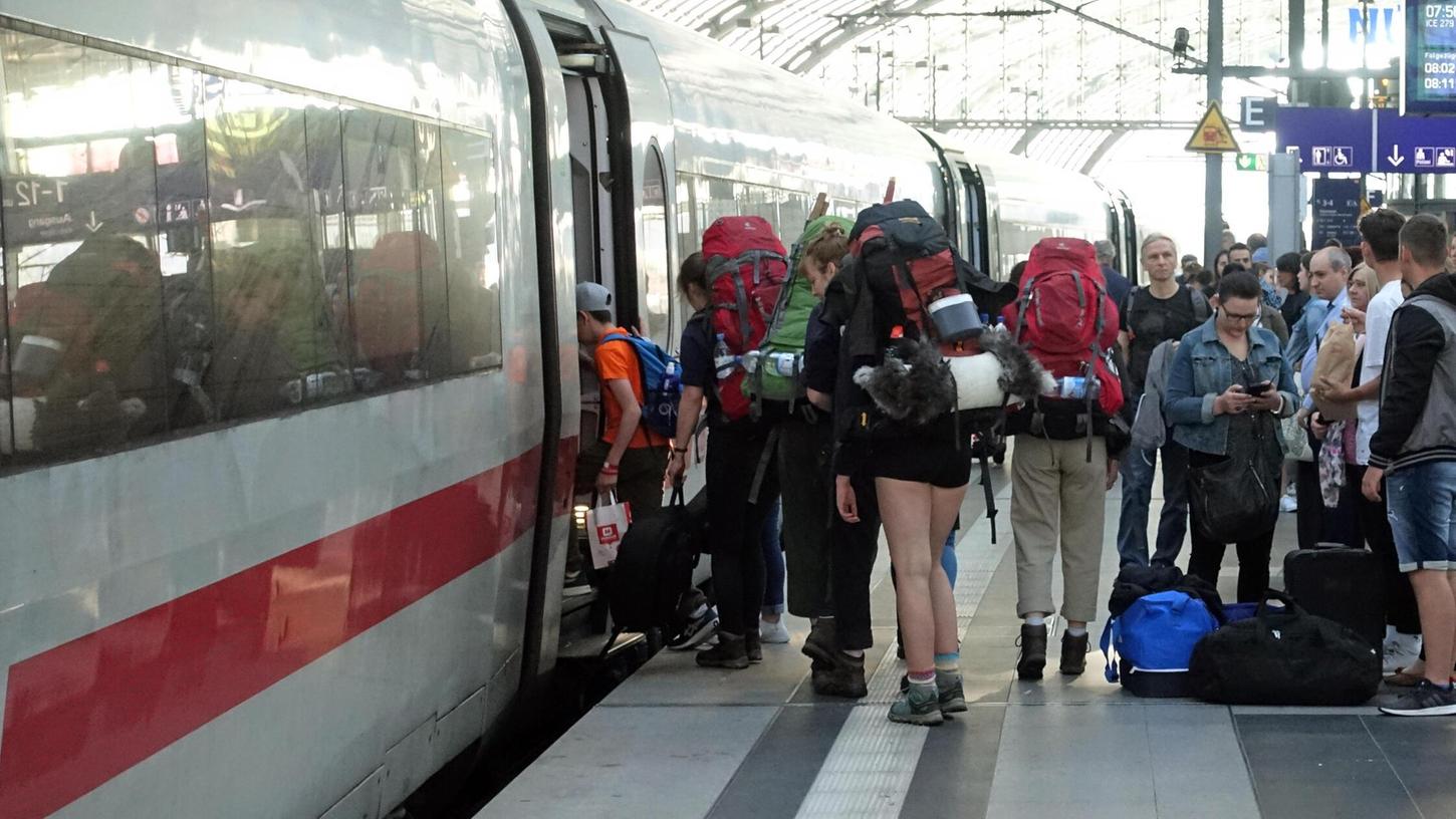 Ab Sonntag sollen Sitzplatzreservierungen auch für Kinder stetig kostenpflichtig werden, da die bisherige Familienreservierung entfällt. Ab Sonntag sollen Sitzplatzreservierungen auch für Kinder stetig kostenpflichtig werden, da die bisherige Familienreservierung entfällt.