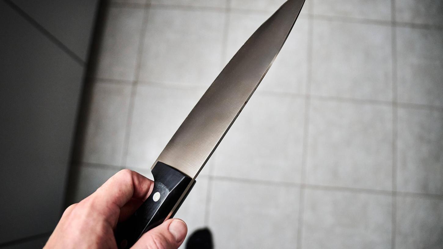 Bei einem Raubüberfall in Erlangen wurde am Donnerstag, 12. Juni 2025, eine Bäckerei-Angestellte mit einem Messer bedroht (Symbolbild). Bei einem Raubüberfall in Erlangen wurde am Donnerstag, 12. Juni 2025, eine Bäckerei-Angestellte mit einem Messer bedroht (Symbolbild).