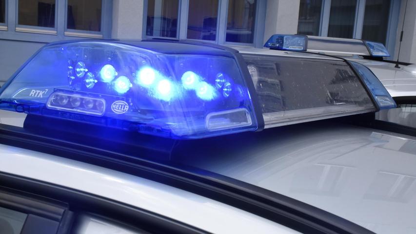 Sekundenschlaf: Autofahrer überschlägt sich mit seinem Wagen auf der A9 bei Lauf Sekundenschlaf: Autofahrer überschlägt sich mit seinem Wagen auf der A9 bei Lauf