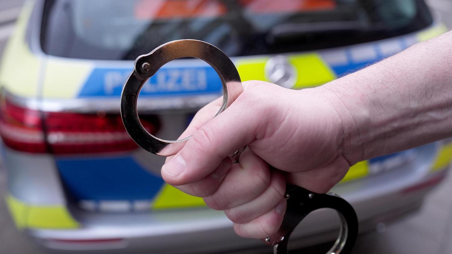 Ein bewaffneter Überfall und ein Einbruch in einer Gaststätte - zwei Vorfälle sorgen in ERlangen für Aufregung. Ein bewaffneter Überfall und ein Einbruch in einer Gaststätte - zwei Vorfälle sorgen in ERlangen für Aufregung.