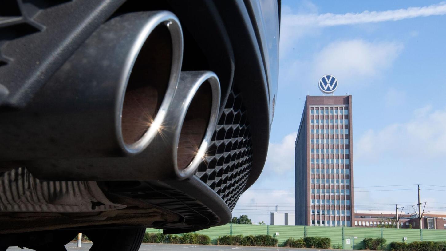 Der Dieselskandal kostete VW bereits Milliarden. Ein Bußgeld wegen Datenschutzverstößen bleibt den Wolfsburger nun aber erspart. (Archivfoto) Der Dieselskandal kostete VW bereits Milliarden. Ein Bußgeld wegen Datenschutzverstößen bleibt den Wolfsburger nun aber erspart. (Archivfoto)