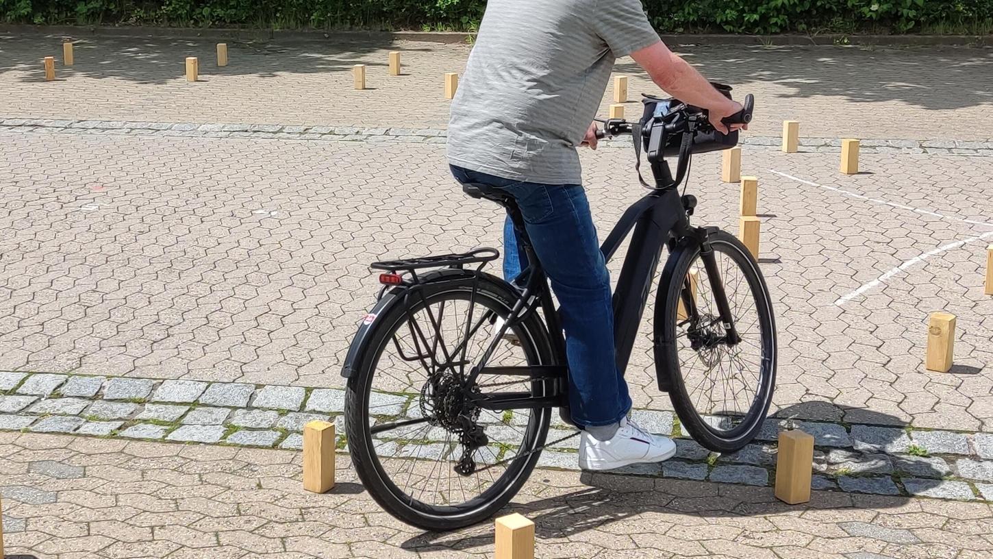 In Gunzenhausen stürzte nun ein 91-Jähriger von seinem Pedelec. Vorher hatte ein Autofahrer eine Radlergruppe übersehen, weshalb der ältere Mann das Gleichgewicht verlor und dabei stürzte (Symbolbild). In Gunzenhausen stürzte nun ein 91-Jähriger von seinem Pedelec. Vorher hatte ein Autofahrer eine Radlergruppe übersehen, weshalb der ältere Mann das Gleichgewicht verlor und dabei stürzte (Symbolbild).