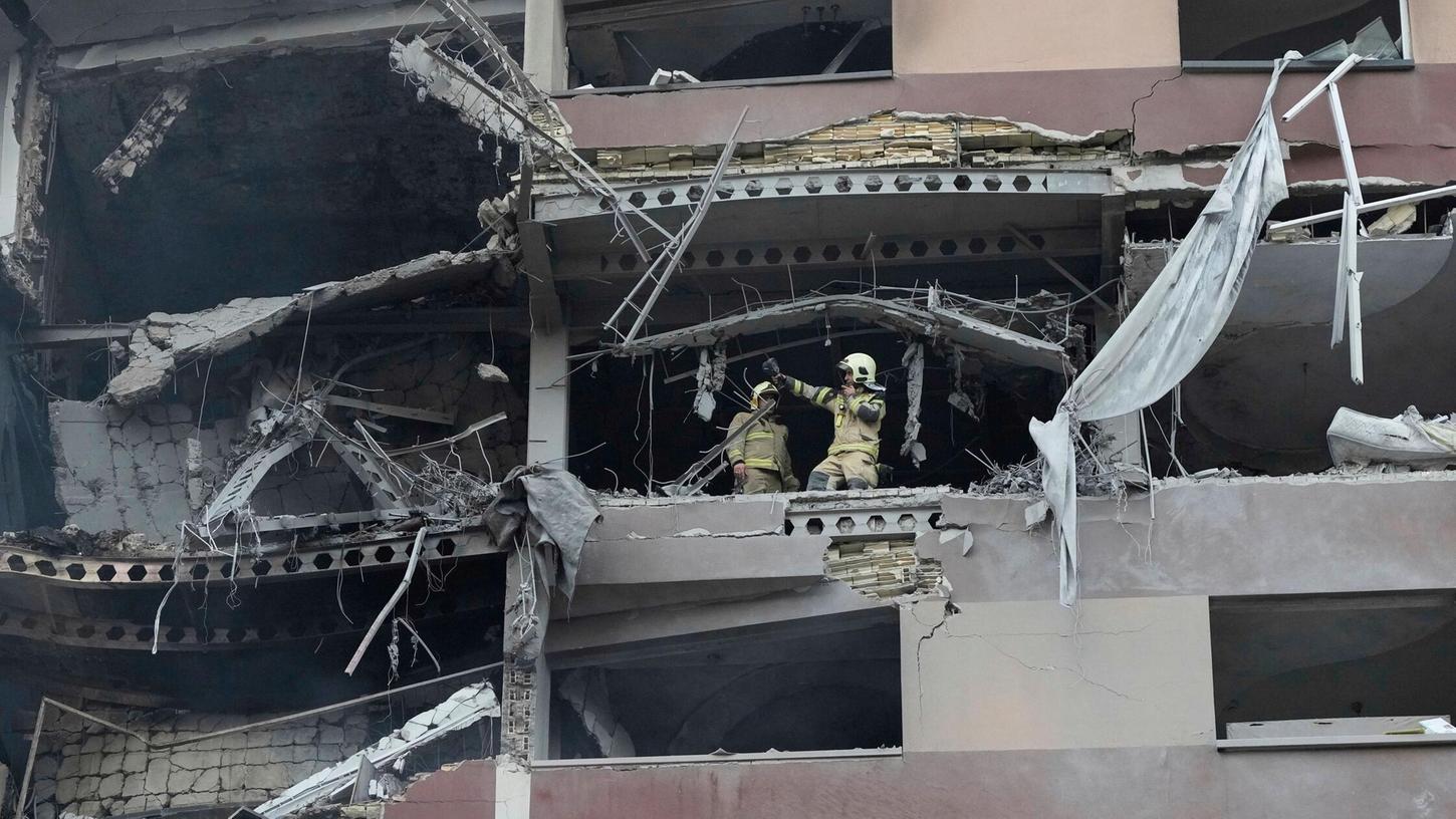 Feuerwehrleute arbeiten nach israelischen Angriffen am Ort einer Explosion in einer Wohnanlage im Norden von Teheran. Feuerwehrleute arbeiten nach israelischen Angriffen am Ort einer Explosion in einer Wohnanlage im Norden von Teheran.