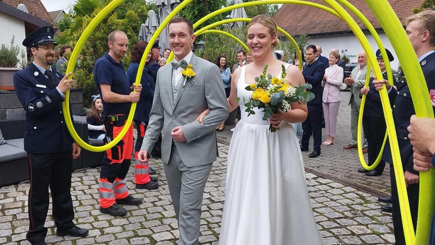 Das Bubenreuther Feuerwehrpaar Pascal und Hannah gab sich in Uttenreuth das Ja-Wort. Das Bubenreuther Feuerwehrpaar Pascal und Hannah gab sich in Uttenreuth das Ja-Wort.