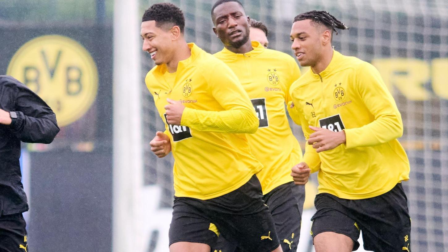 Neuzugang Jobe Bellingham (l) flog am Freitag mit dem BVB in die USA Neuzugang Jobe Bellingham (l) flog am Freitag mit dem BVB in die USA
