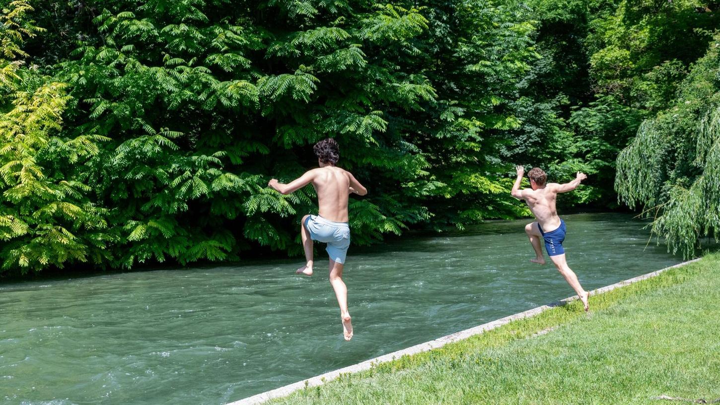 Bei Hitze in kaltes Wasser zu springen, ohne sich vorher abzukühlen, birgt Risiken. Bei Hitze in kaltes Wasser zu springen, ohne sich vorher abzukühlen, birgt Risiken.