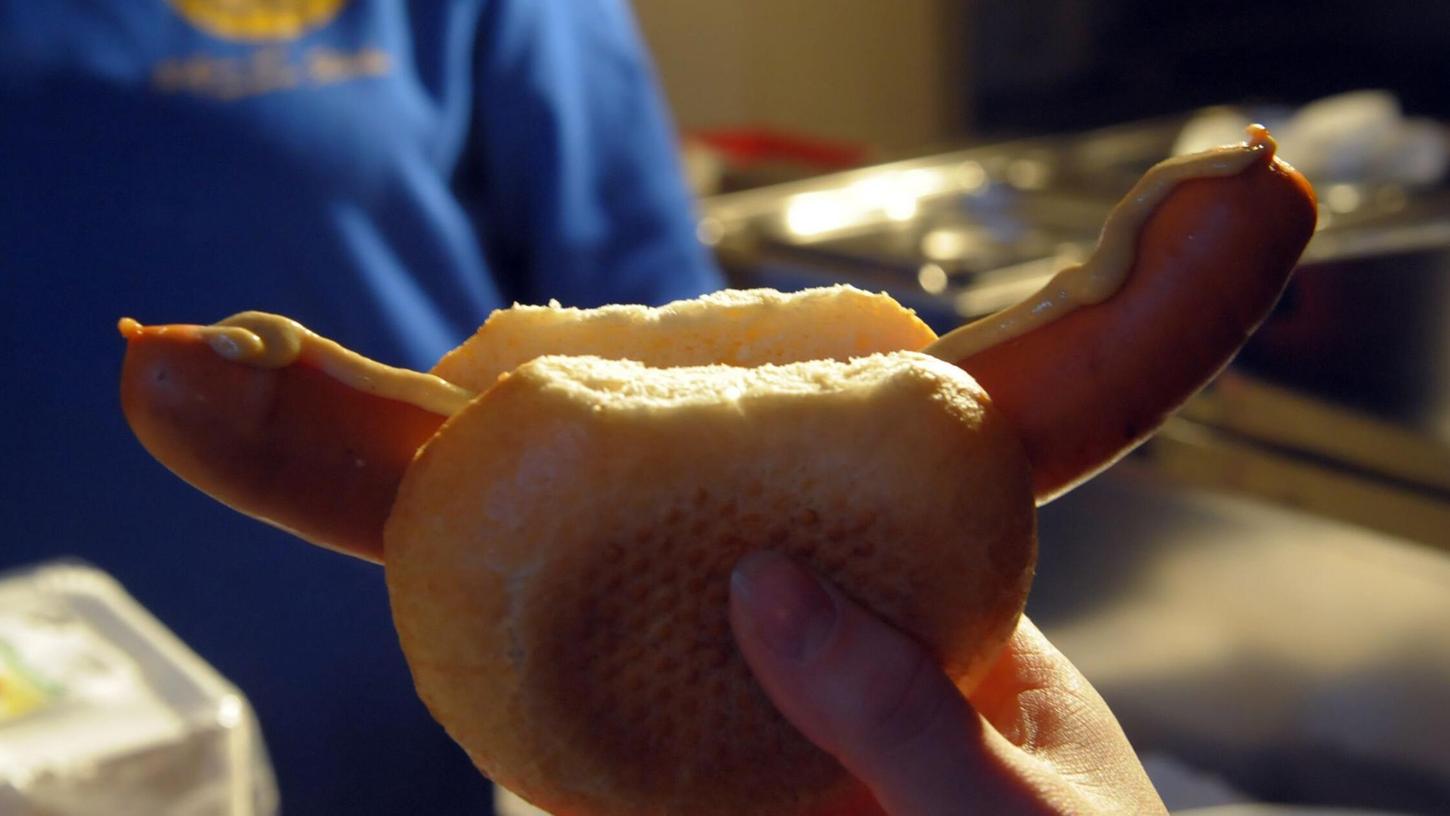 Wegen einer Bockwurst-Bestellung konnte der betrunkene Fahrer gestellt werden. (Symbolbild) Wegen einer Bockwurst-Bestellung konnte der betrunkene Fahrer gestellt werden. (Symbolbild)