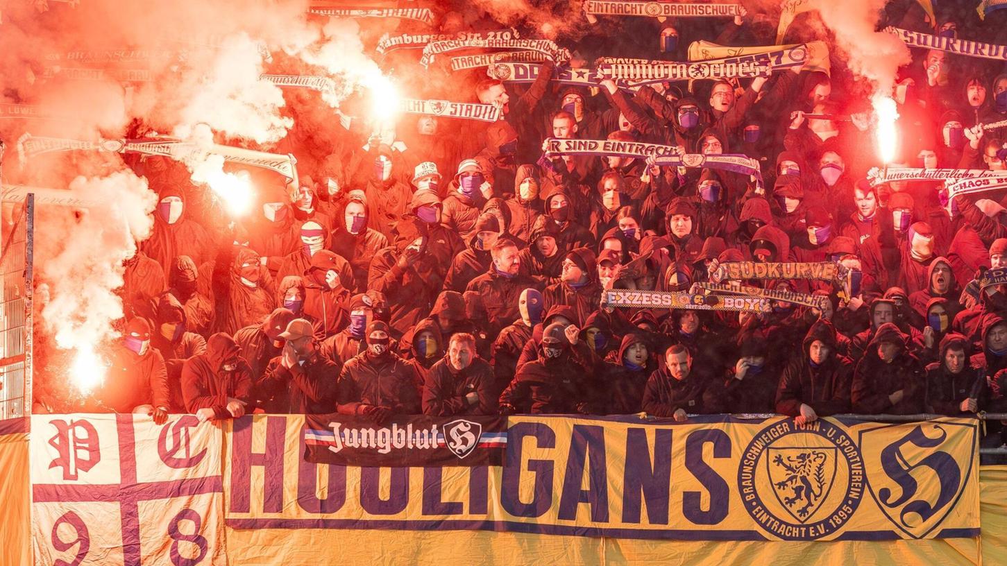 Die Innenminister nehmen die Fußballverbände für mehr Sicherheit in den Stadien in die Pflicht. Die Innenminister nehmen die Fußballverbände für mehr Sicherheit in den Stadien in die Pflicht.