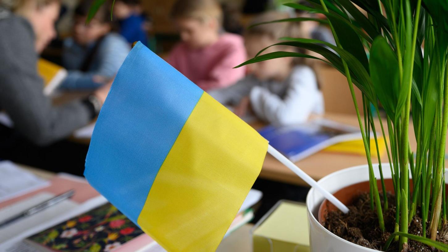 Laut EU-Kommission sind seit Beginn des russischen Angriffskrieges über 4,3 Millionen Menschen aus der Ukraine in die EU geflohen. (Archivbild) Laut EU-Kommission sind seit Beginn des russischen Angriffskrieges über 4,3 Millionen Menschen aus der Ukraine in die EU geflohen. (Archivbild)