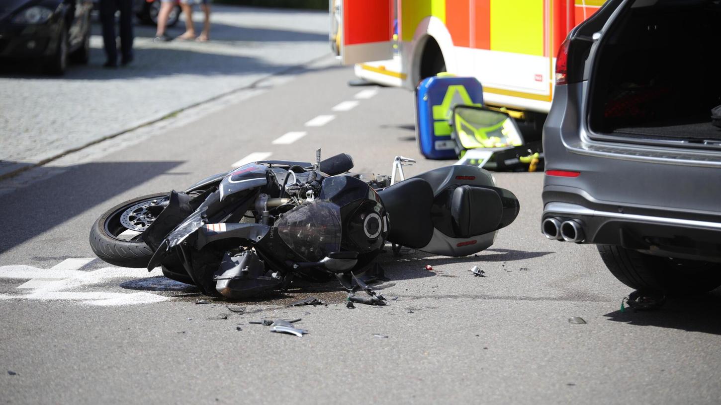 Der 29-jährige Biker erlitt schwerste Verletzungen. Der 29-jährige Biker erlitt schwerste Verletzungen.