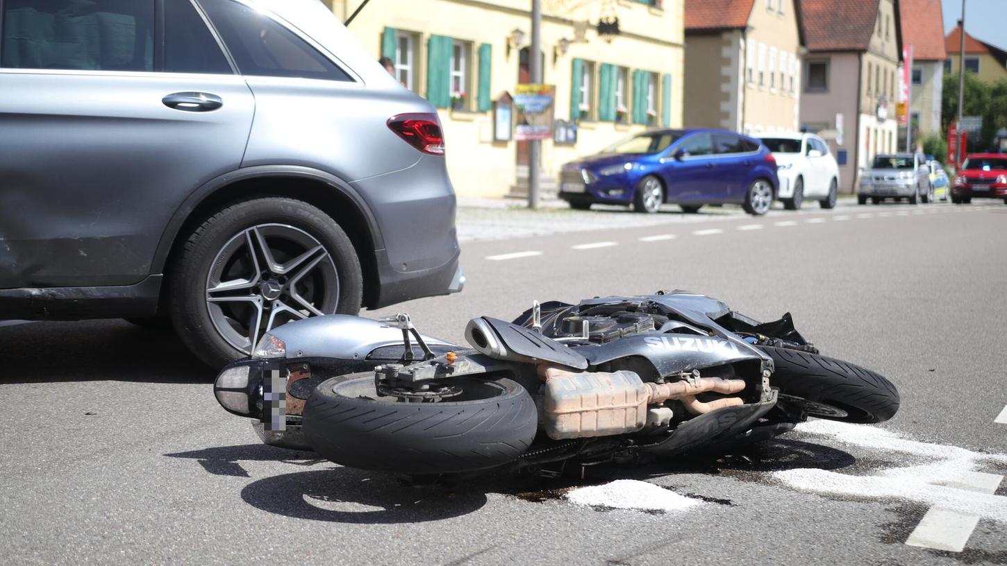 Ein Motorradfahrer erlitt schwerste Verletzungen. Ein Motorradfahrer erlitt schwerste Verletzungen.