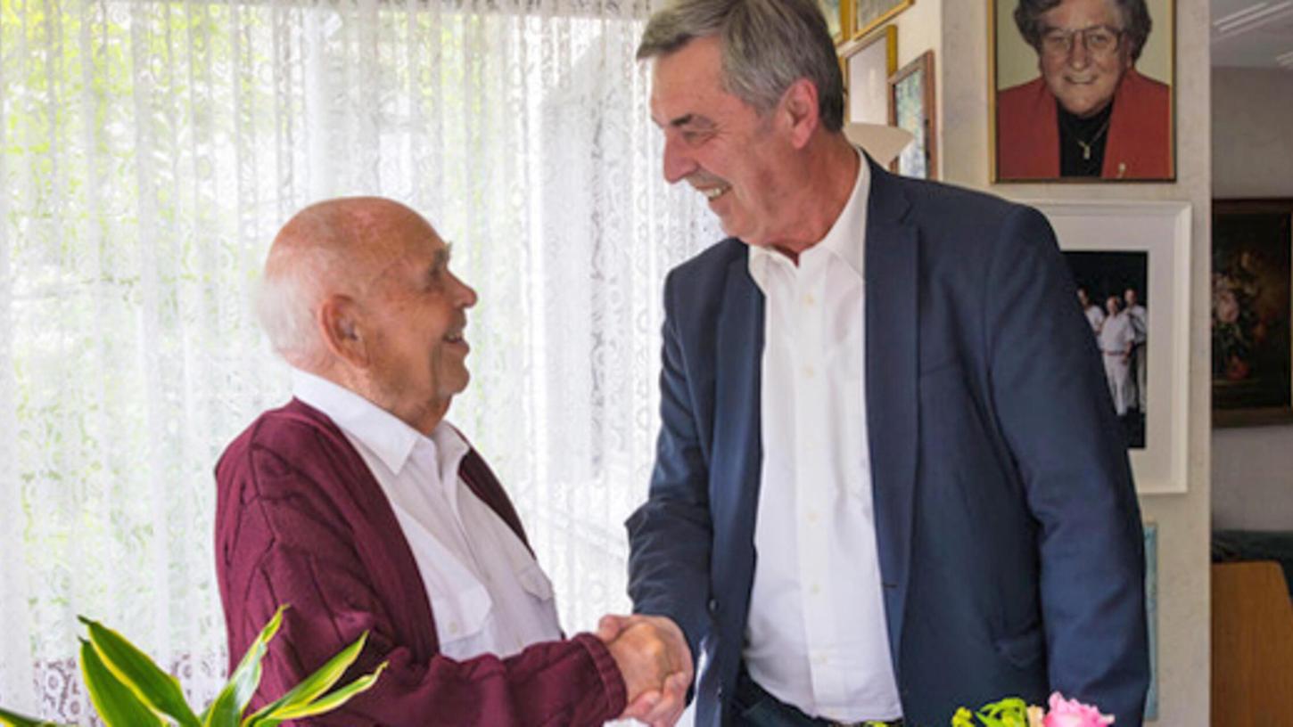 Bürgermeister Emil Heinlein gratuliert Johann Fischer zum 95. Geburtstag. Bürgermeister Emil Heinlein gratuliert Johann Fischer zum 95. Geburtstag.