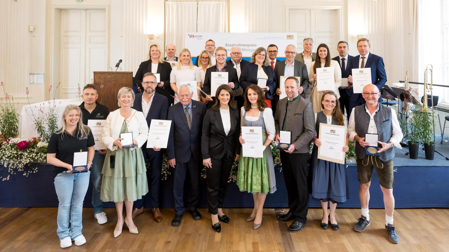 Gruppenbild mit Ministerin (Mitte): Vertreter der bayerischen Metzgereien nahmen die Urkunden für die besten Betriebe in Bayern entgegen. Gruppenbild mit Ministerin (Mitte): Vertreter der bayerischen Metzgereien nahmen die Urkunden für die besten Betriebe in Bayern entgegen.