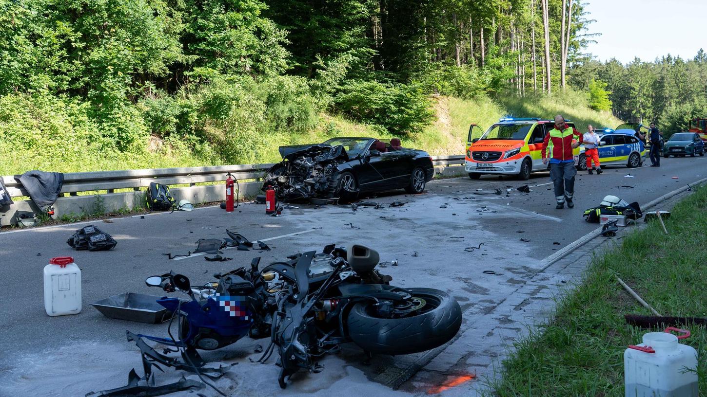 Auf dem Schönthaler Berg im oberbayerischen Landkreis Pfaffenhofen an der Ilm kollidierte am Freitag ein Motorradfahrer frontal mit einem Cabrio. Auf dem Schönthaler Berg im oberbayerischen Landkreis Pfaffenhofen an der Ilm kollidierte am Freitag ein Motorradfahrer frontal mit einem Cabrio.