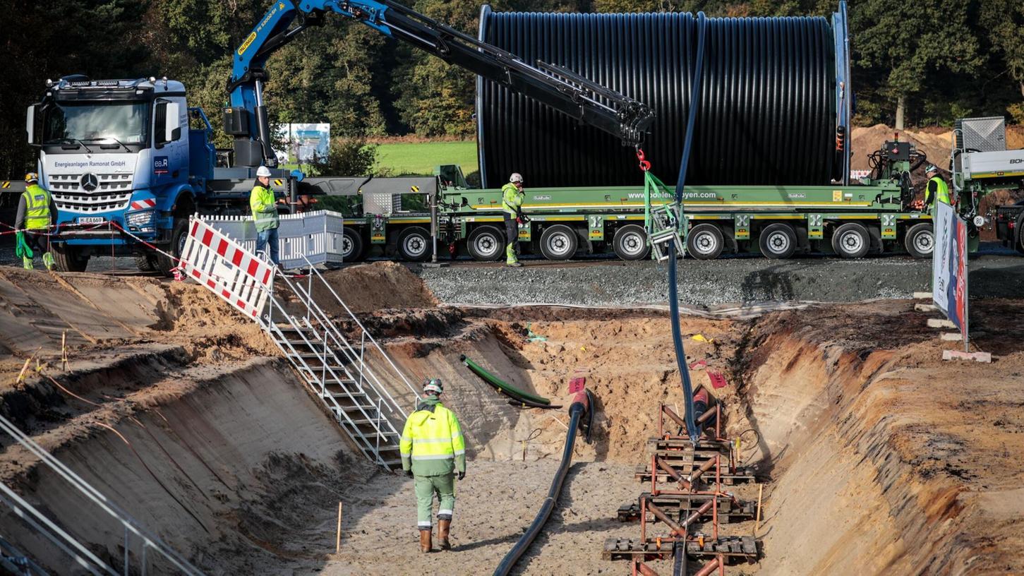 Eine Baustelle der geplanten Erdkabel-Stromtrasse Südlink in Norddeutschland im vergangenen Herbst. Die Leitung hätte eigentlich als herkömmliche Freileitung bereits 2022 in Betrieb gehen sollen. (Archiv) Eine Baustelle der geplanten Erdkabel-Stromtrasse Südlink in Norddeutschland im vergangenen Herbst. Die Leitung hätte eigentlich als herkömmliche Freileitung bereits 2022 in Betrieb gehen sollen. (Archiv)