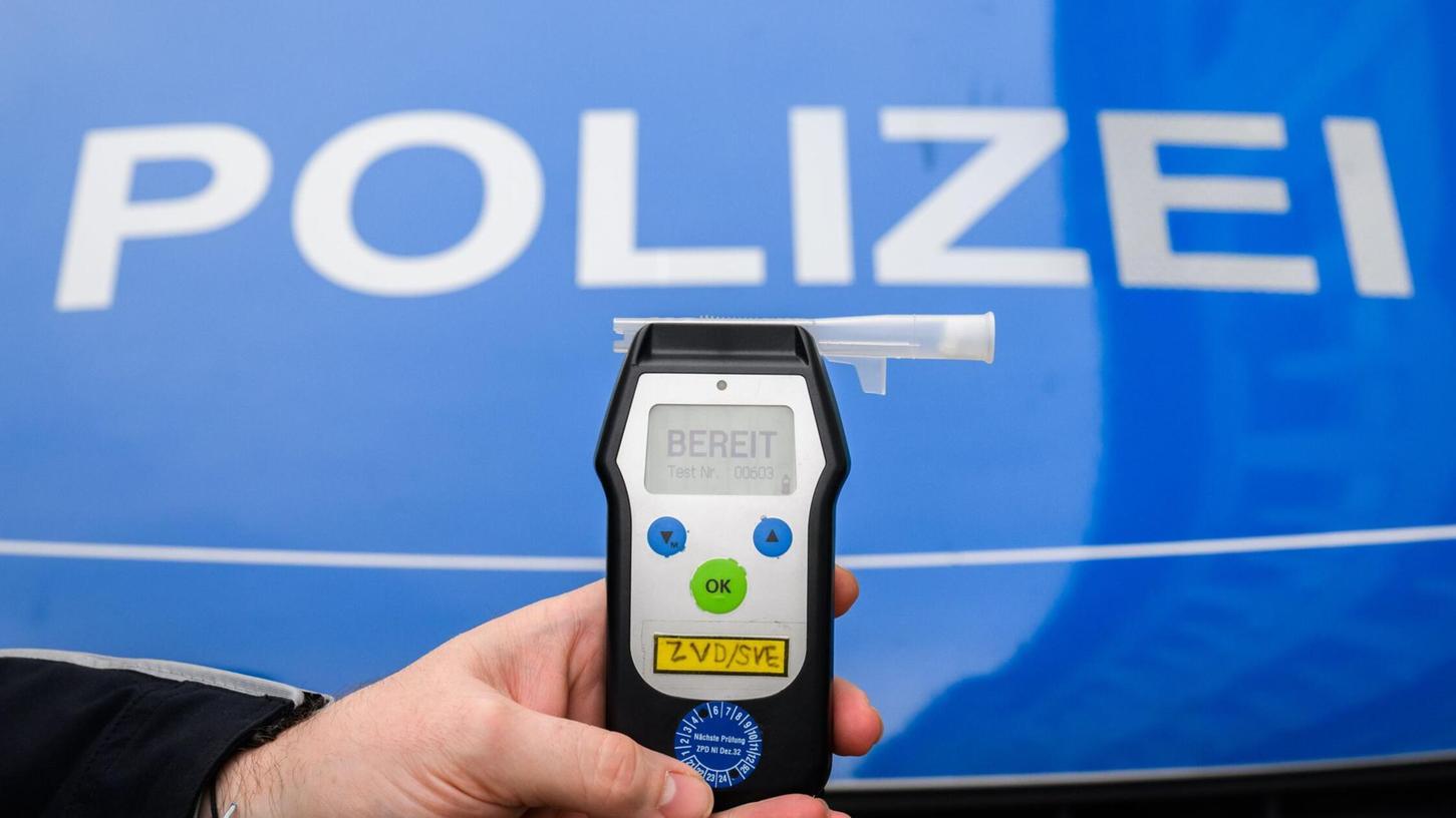 Bei einem Atemalkoholtest stellen die Beamten einen Promillewert von über zwei fest. (Symbolbild) Bei einem Atemalkoholtest stellen die Beamten einen Promillewert von über zwei fest. (Symbolbild)