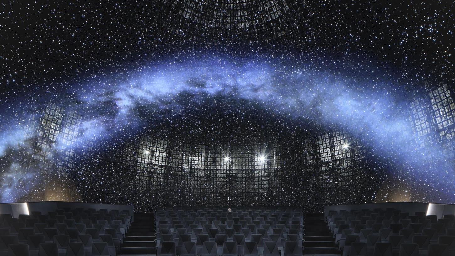 Das Planetarium in Prag nutzt selbstleuchtende Lichtquellen anstatt Projektoren. Das Planetarium in Prag nutzt selbstleuchtende Lichtquellen anstatt Projektoren.