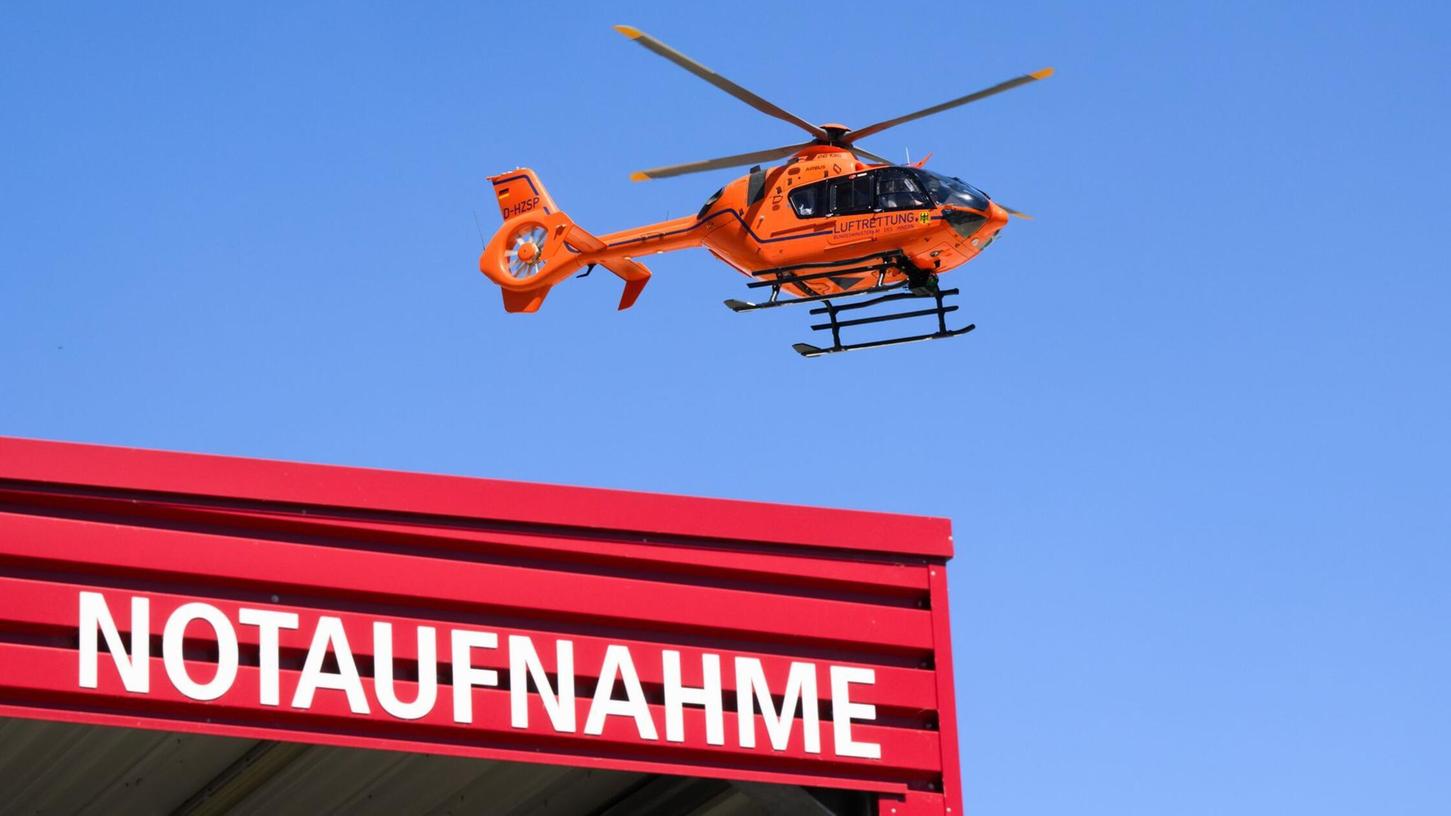 Die Kopfverletzungen des Mannes sind so schwerwiegend, dass ein Rettungshubschrauber anrückt. (Symbolbild) Die Kopfverletzungen des Mannes sind so schwerwiegend, dass ein Rettungshubschrauber anrückt. (Symbolbild)