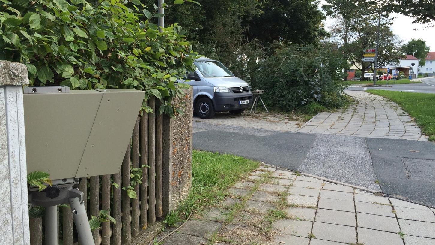 Der Messtrupp hatte auf der Staatsstraße 2660 bei Neumarkt seine Radarfalle aufgestellt. Unser Bild entstand bei einer Kontrollaktion in Stauf. Der Messtrupp hatte auf der Staatsstraße 2660 bei Neumarkt seine Radarfalle aufgestellt. Unser Bild entstand bei einer Kontrollaktion in Stauf.