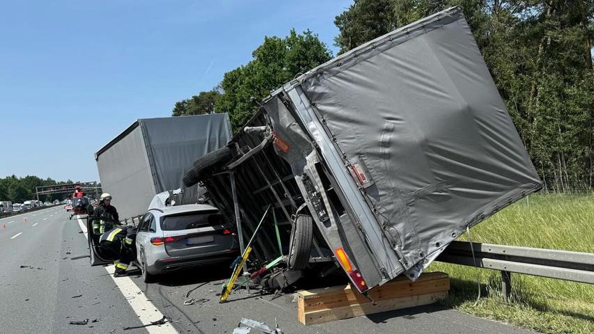 Unfall bei Erlangen mit mehreren Fahrzeugen, langem Stau und Gaffern, die das Handy zücken Unfall bei Erlangen mit mehreren Fahrzeugen, langem Stau und Gaffern, die das Handy zücken