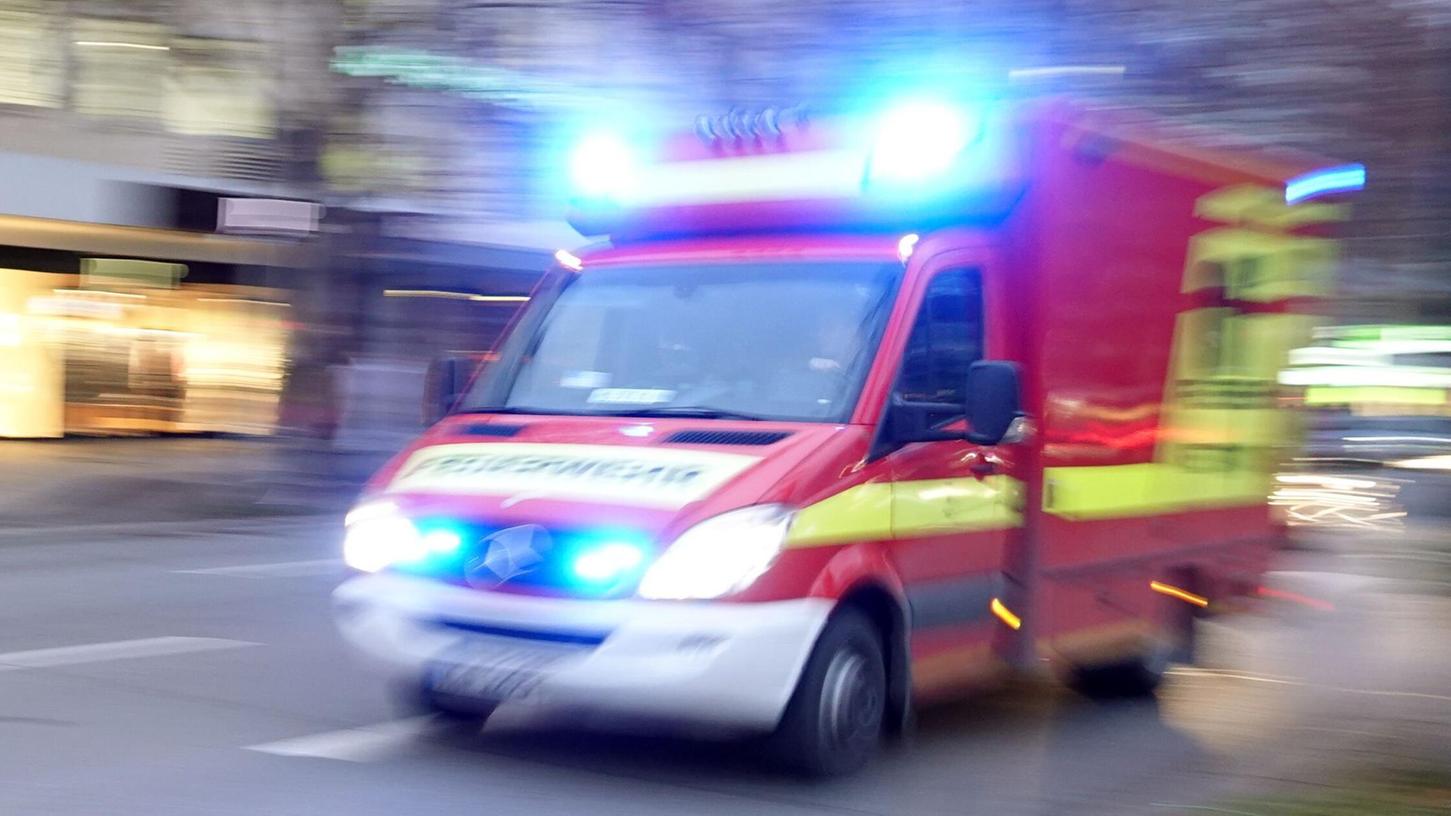 Der Rettungsdienst brachte den 26-Jährigen in eine Klinik. (Symbolbild) Der Rettungsdienst brachte den 26-Jährigen in eine Klinik. (Symbolbild)