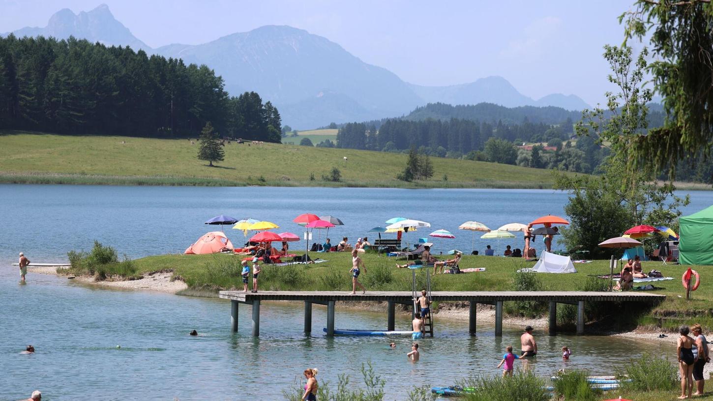 Der Deutsche Wetterdienst erwartet in Bayern bis zu 35 Grad am Samstag. Viele Menschen suchen deshalb Abkühlung am oder im Wasser. Der Deutsche Wetterdienst erwartet in Bayern bis zu 35 Grad am Samstag. Viele Menschen suchen deshalb Abkühlung am oder im Wasser.