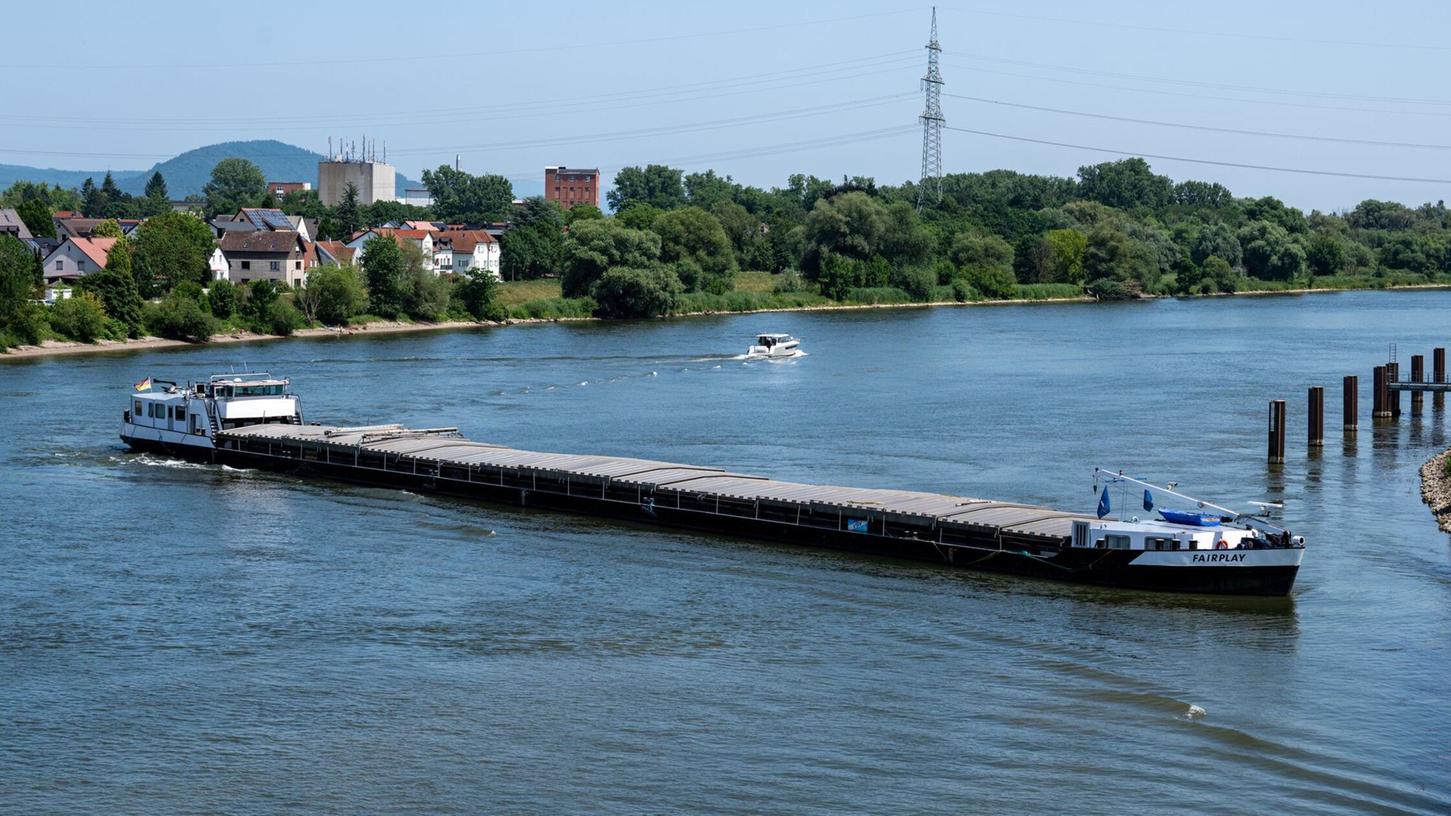 Wird der erneute Bergungsversuch am Montag klappen? Bislang scheiterten die Einsatzkräfte. Wird der erneute Bergungsversuch am Montag klappen? Bislang scheiterten die Einsatzkräfte.