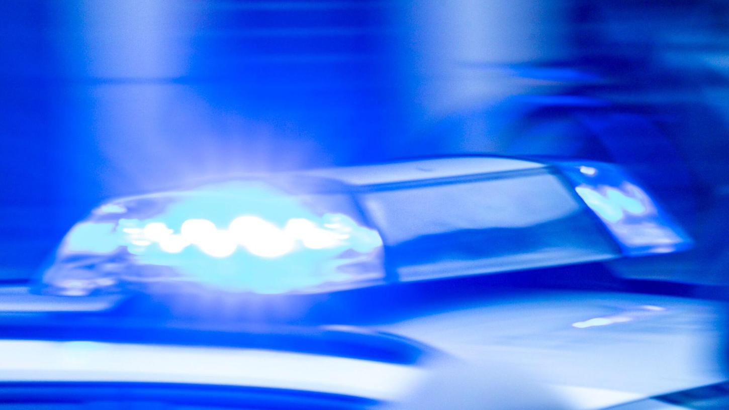 Ein betrunkener Mann griff in Trailsdorf bei Hallerndorf sogar die Polizisten an. Ein betrunkener Mann griff in Trailsdorf bei Hallerndorf sogar die Polizisten an.