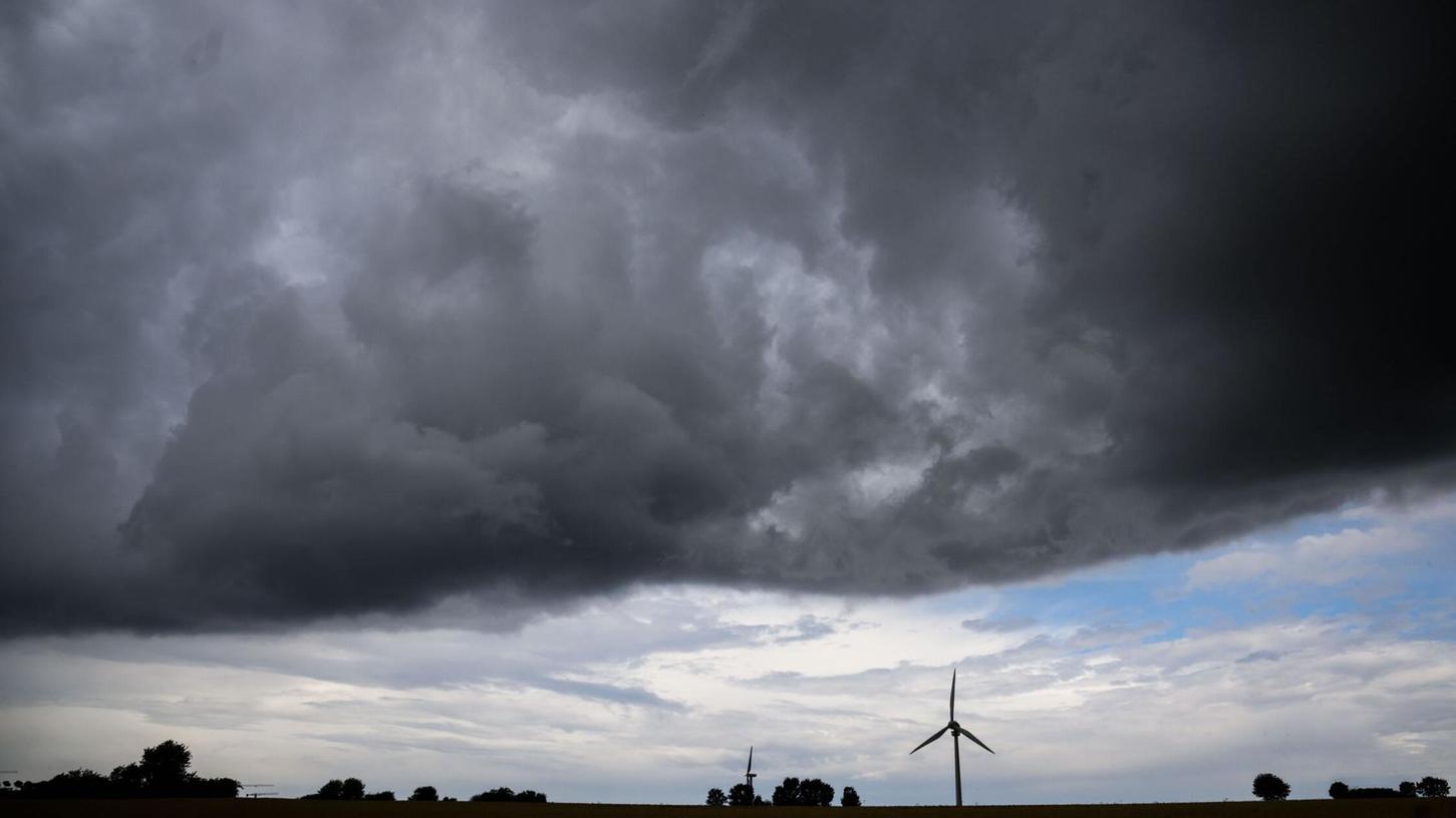 Wie lange sich die Gewitter halten, ist laut DWD noch nicht absehbar. (Archivbild) Wie lange sich die Gewitter halten, ist laut DWD noch nicht absehbar. (Archivbild)
